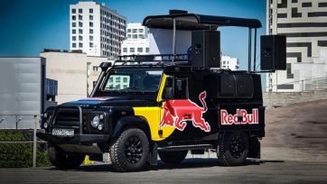 Land Rover Defender 110 - Red Bull